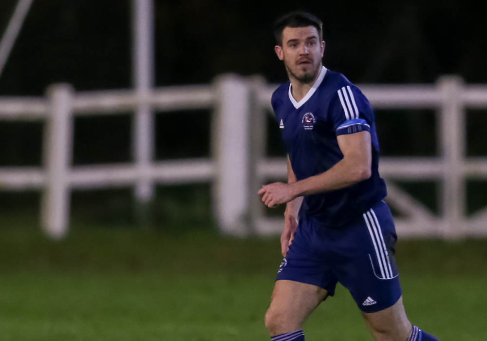 Carl Davies for Bracknell Town FC. Photo: Neil Graham.