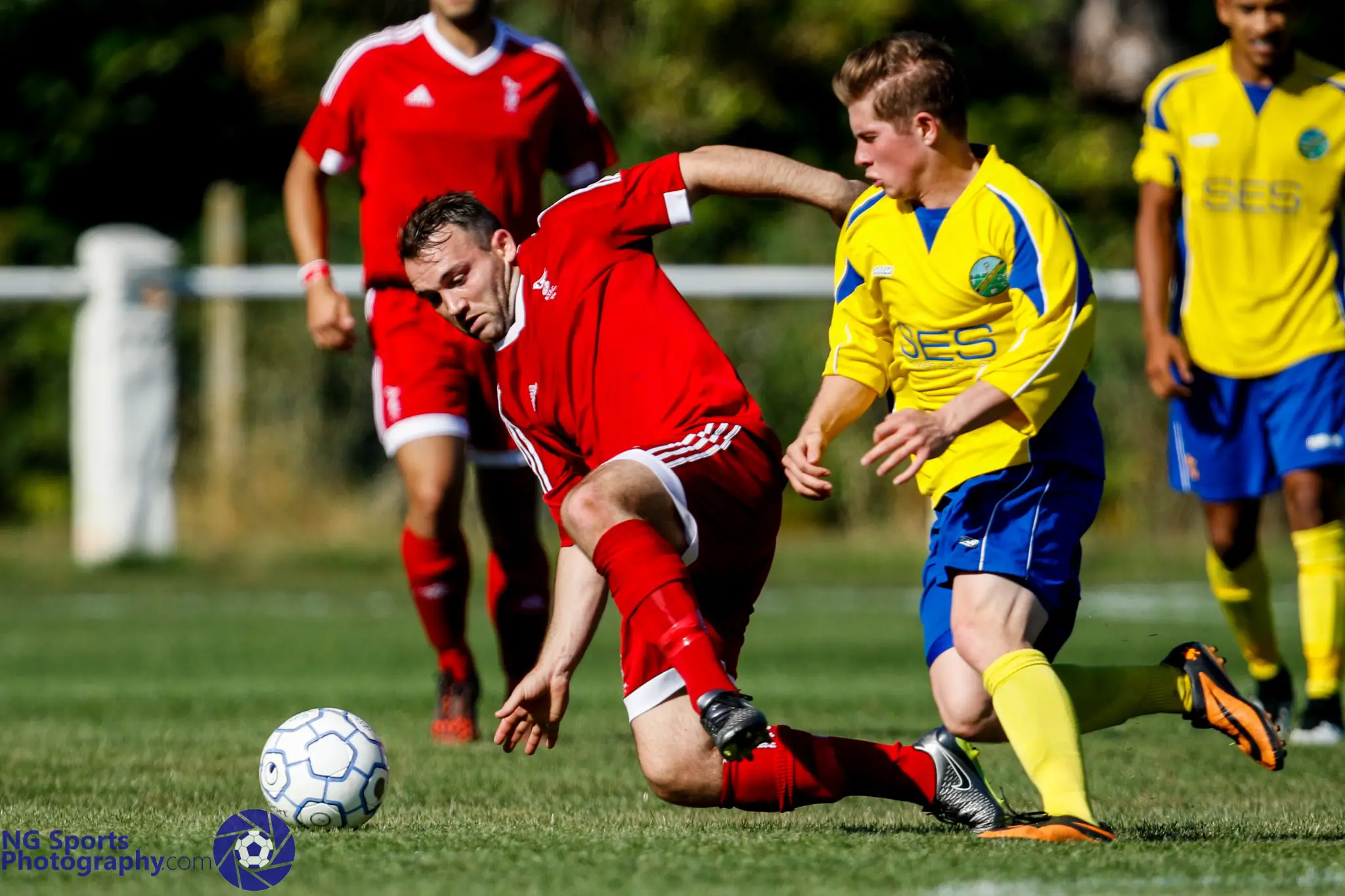 Bracknell Town FC and Ascot United FC in Uhlsport Hellenic Premier League action. Photo: Neil Graham.