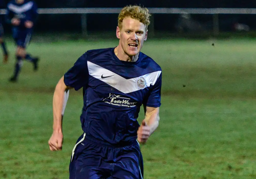 Charlie Evanson playing for Bracknell Town. Photo: Connor Sharod-Southam.