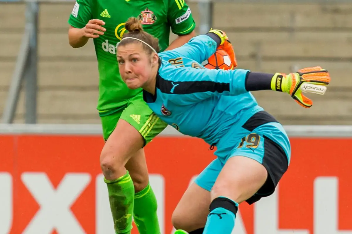 Mary Earps thows the ball out. Photo: Neil Graham.