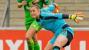 Mary Earps thows the ball out. Photo: Neil Graham.