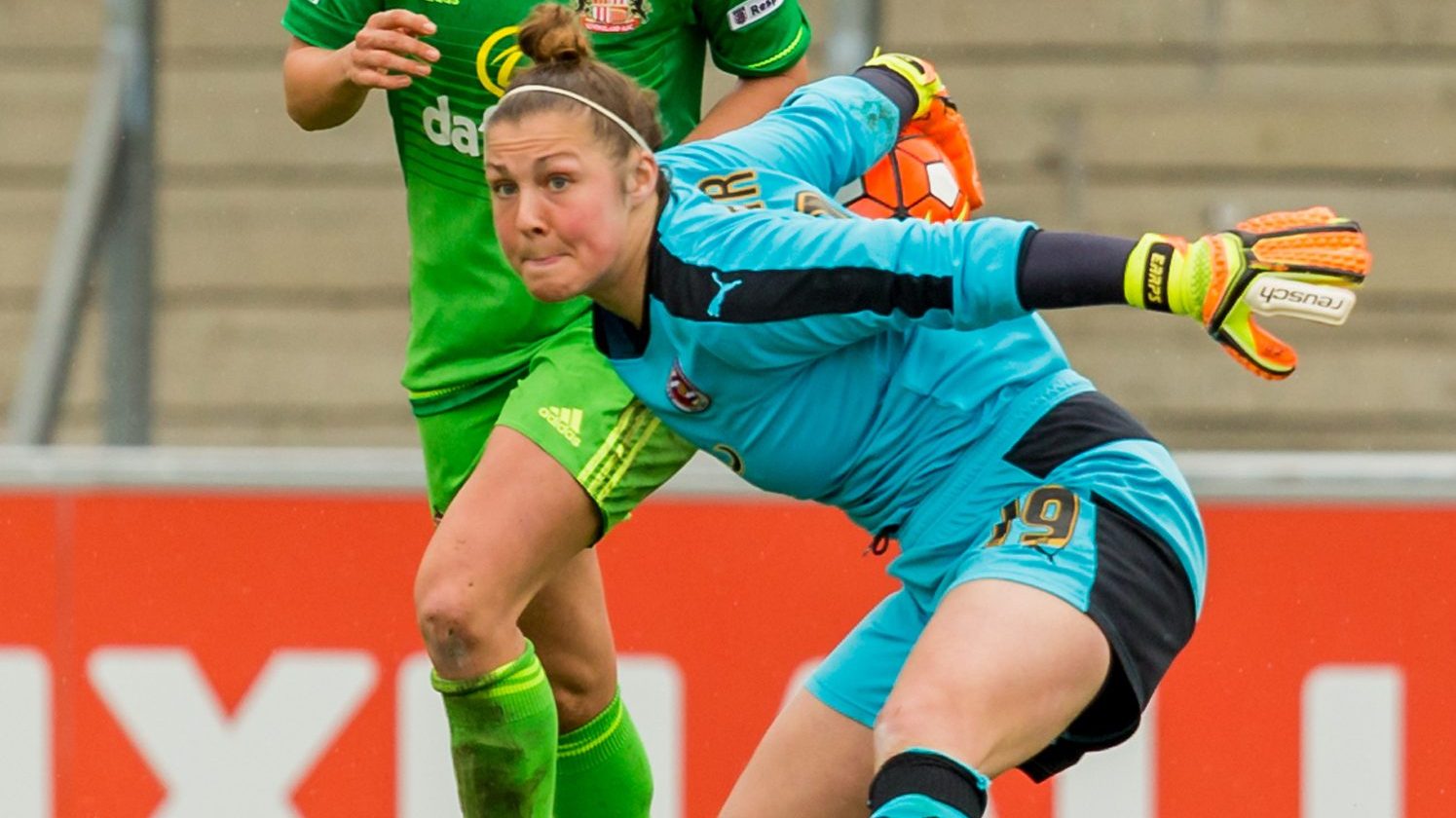 Mary Earps thows the ball out. Photo: Neil Graham.