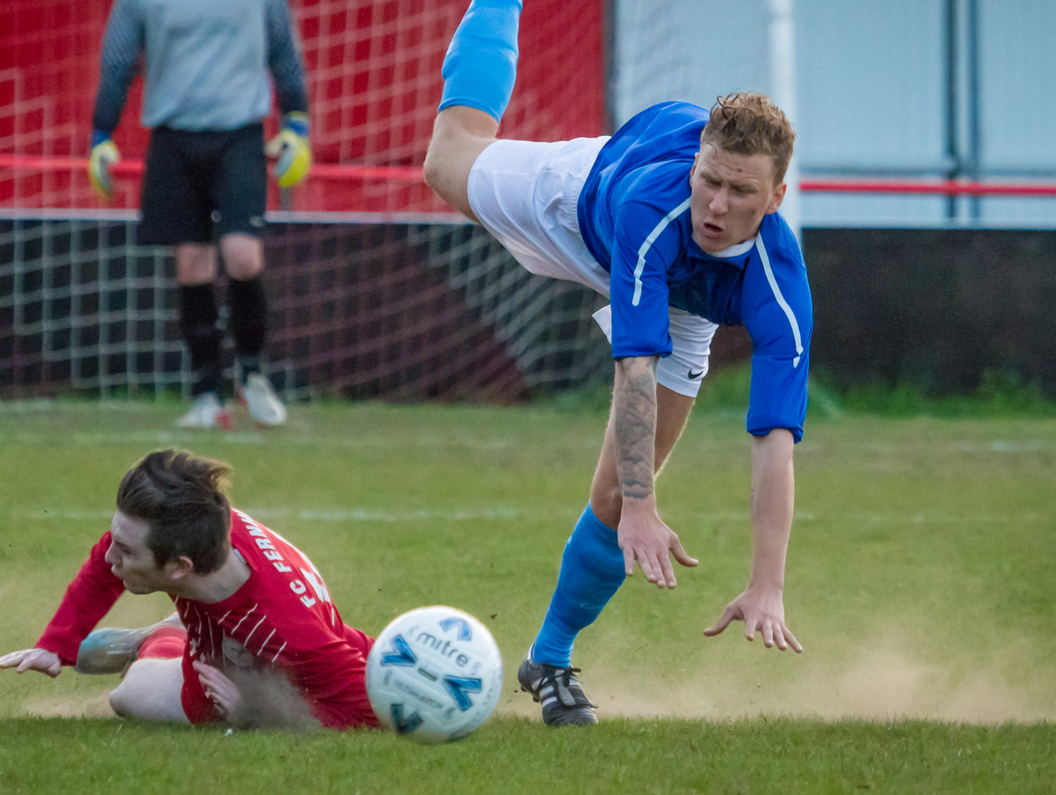Taylor Elliott-Money takes a challenge for Sunningdale & Wentworth. Photo: Neil Graham.