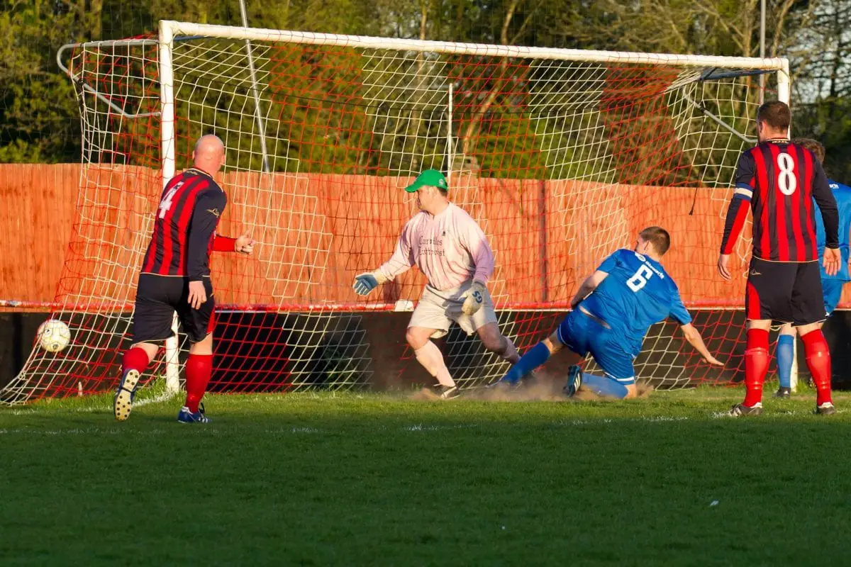 Matt Davis scores for Binfield in the Fielden Cup Final - 4th May 2016. Photo: Colin Byers.