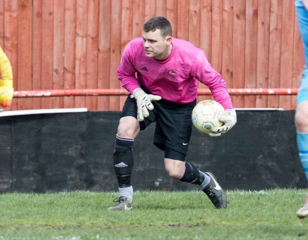 Bracknell Town goalkeeper Garry Aulsberry. Photo: Neil Graham.