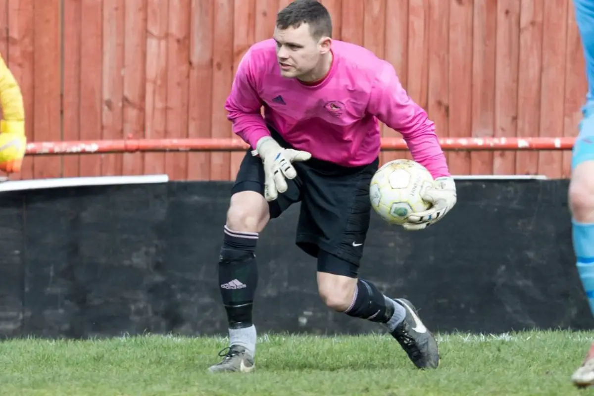 Bracknell Town goalkeeper Garry Aulsberry. Photo: Neil Graham.