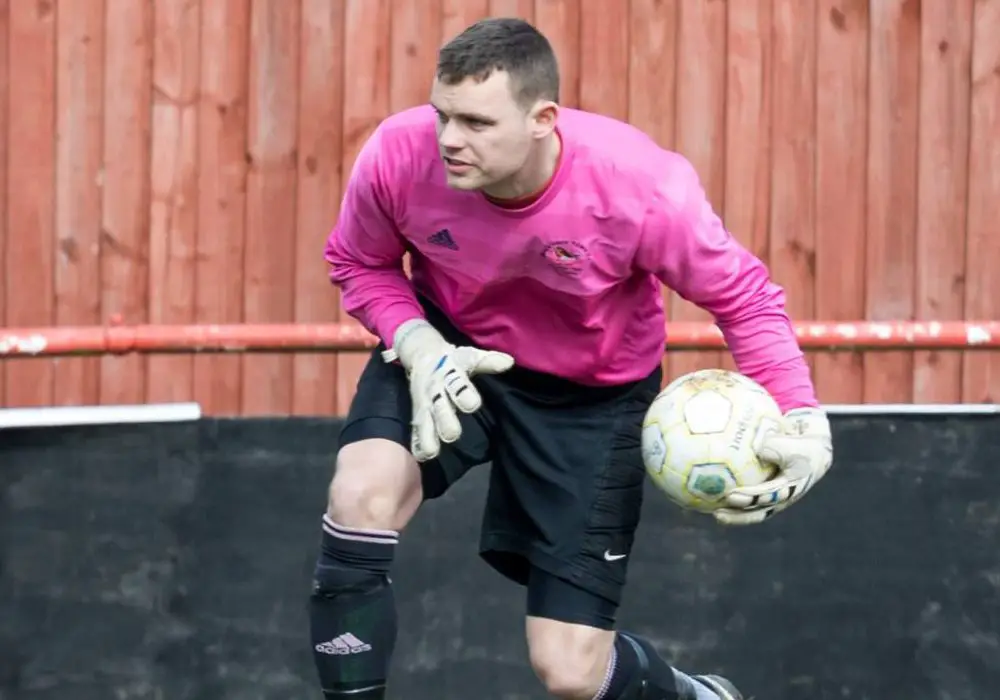 Bracknell Town goalkeeper Garry Aulsberry. Photo: Neil Graham.