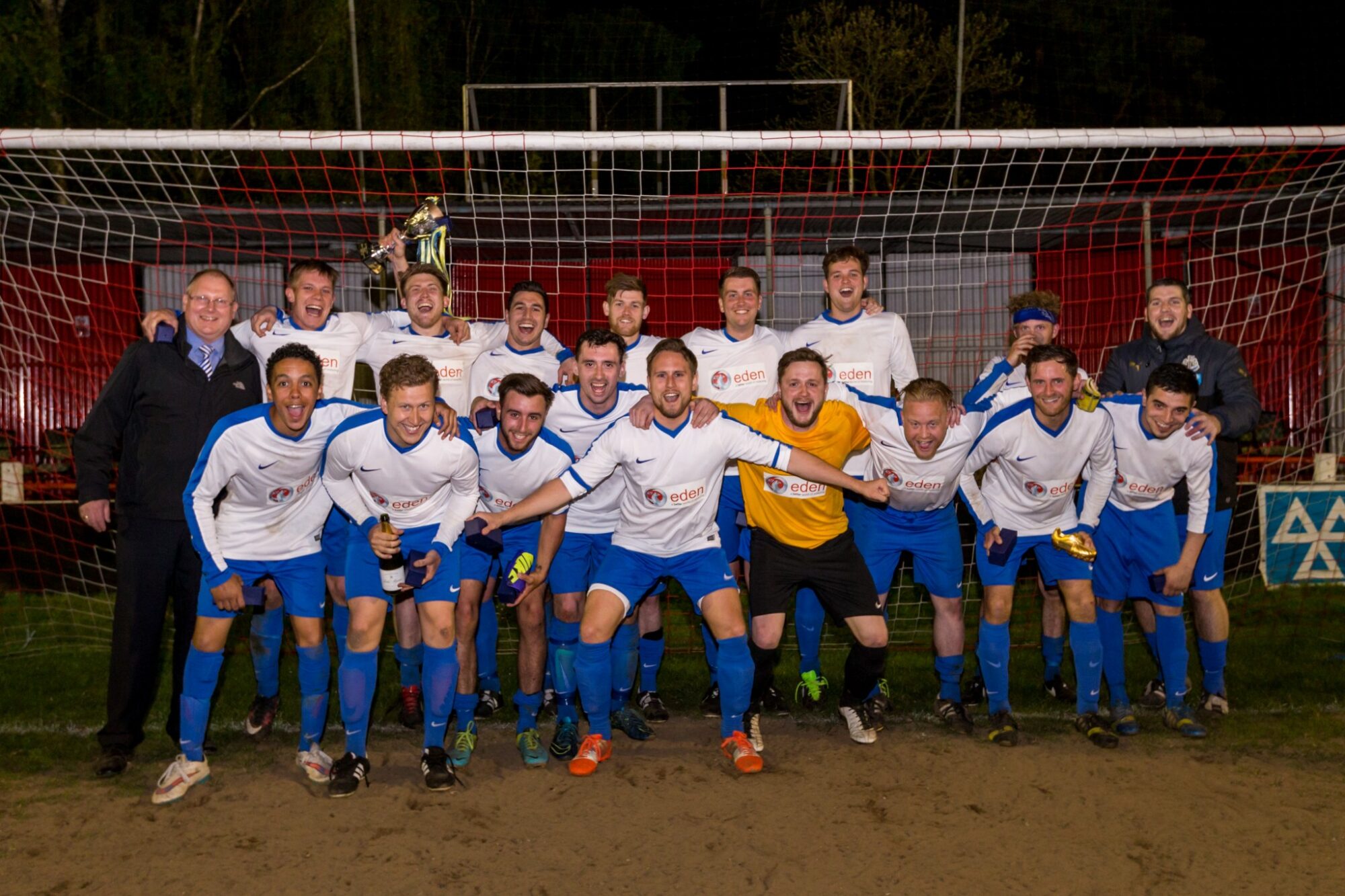 The Sunningdale & Wentworth players after the league cup win in May 2016. Photo: Neil Graham.