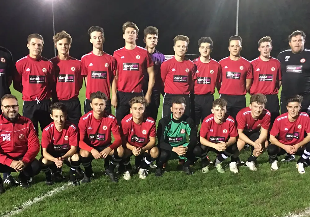 Sandhurst Town FC youth team. Photo via @Kevvfitz11