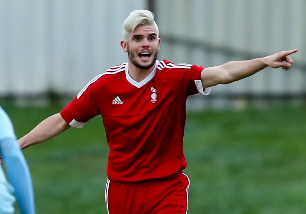 Lee Rushe playing for Bracknell Town FC. Photo: Neil Graham.