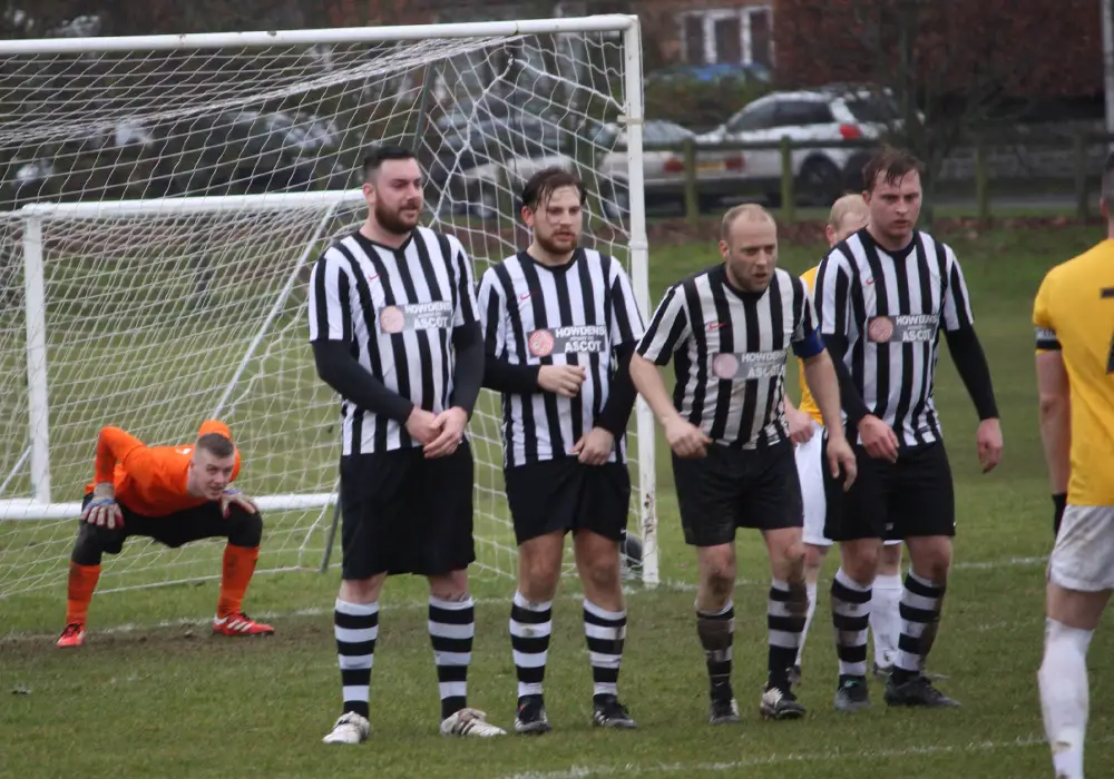 Winkfield players set up their wall. Photo: Lara Lanaghan.