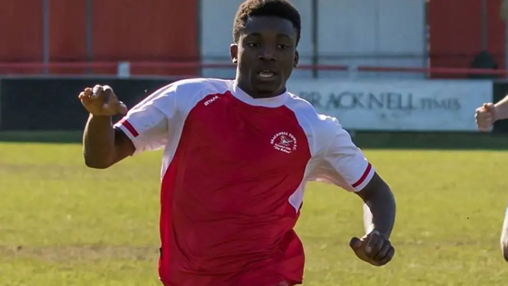 Leslie Sackey playing for Bracknell Town. Photo: Neil Graham.