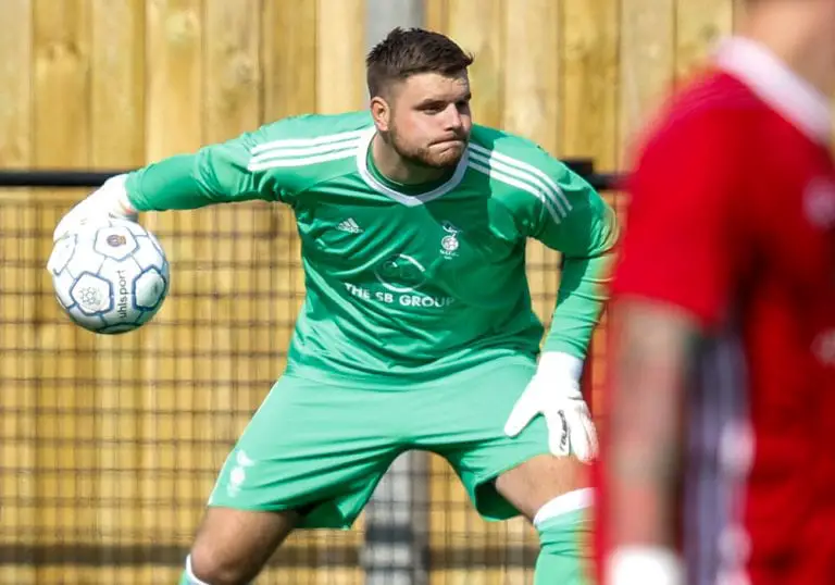 Bracknell Town goalkeeper Chris Grace. Photo: Neil Graham.