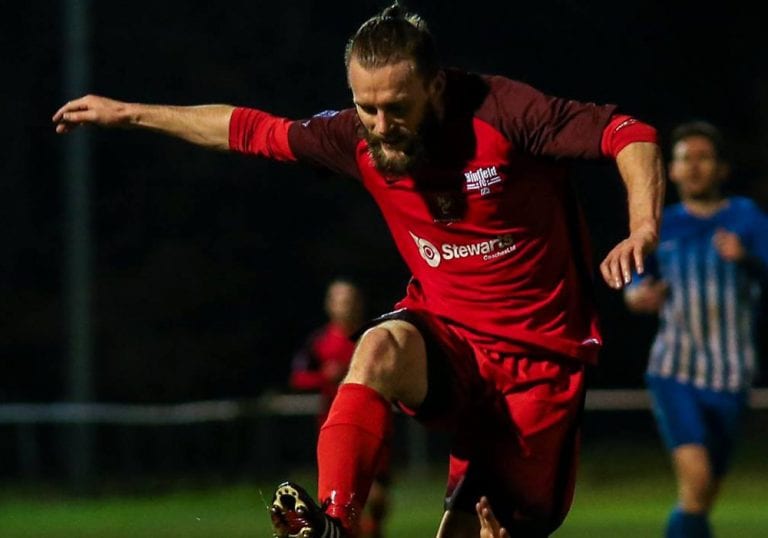 Binfield striker Ian Davies. Photo: Neil Graham.