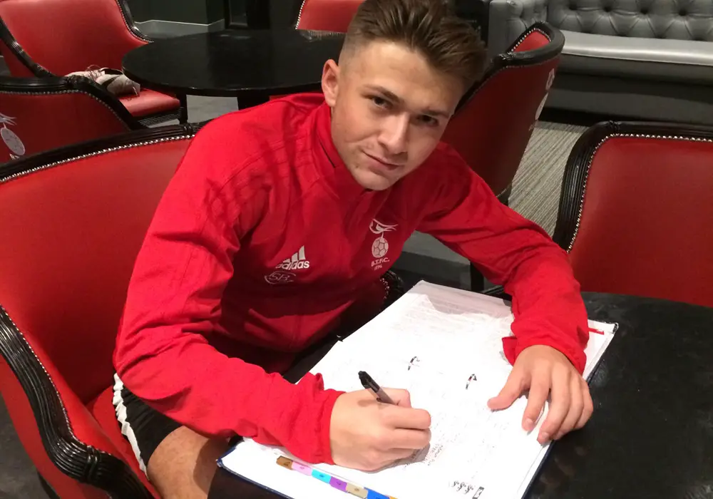 Harvey Griffiths signs forms for Bracknell Town. Photo: @bracknelldev