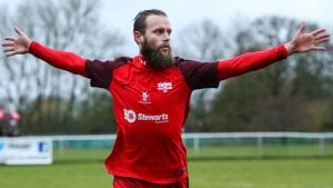 Binfield FC striker Ian Davies. Photo: Neil Graham.