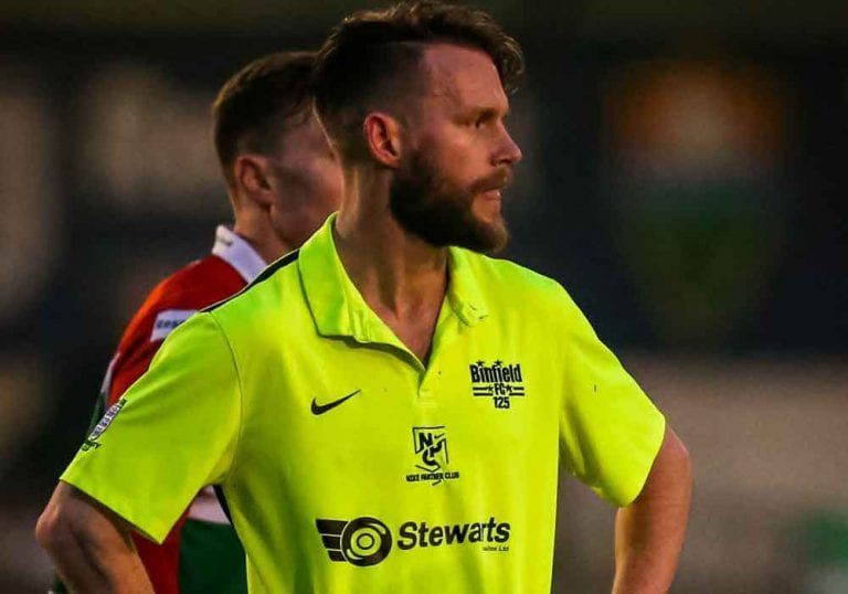 Binfield striker Ian Davies. Photo: Neil Graham.