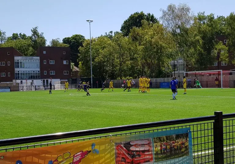 Bracknell Town vs Wealdstone at Larges Lane.