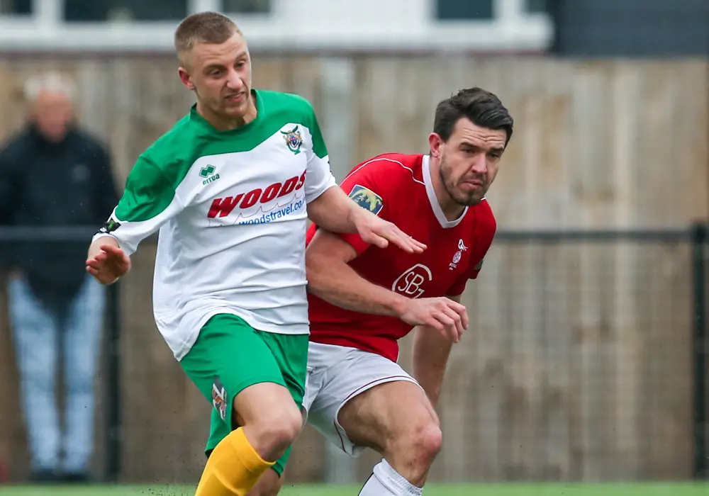 Carl Davies playing for Bracknell Town against Bognor Regis Town. Photo: Neil Graham.