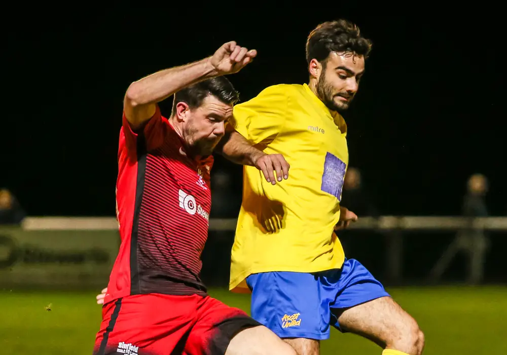 Carl Davies battles for the ball. Photo: Neil Graham.