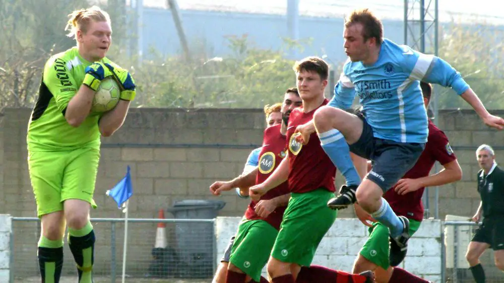 Woodley's Ben Clark challenges Holyport goalkeeper Jake Quelch. Photo: Peter Toft.