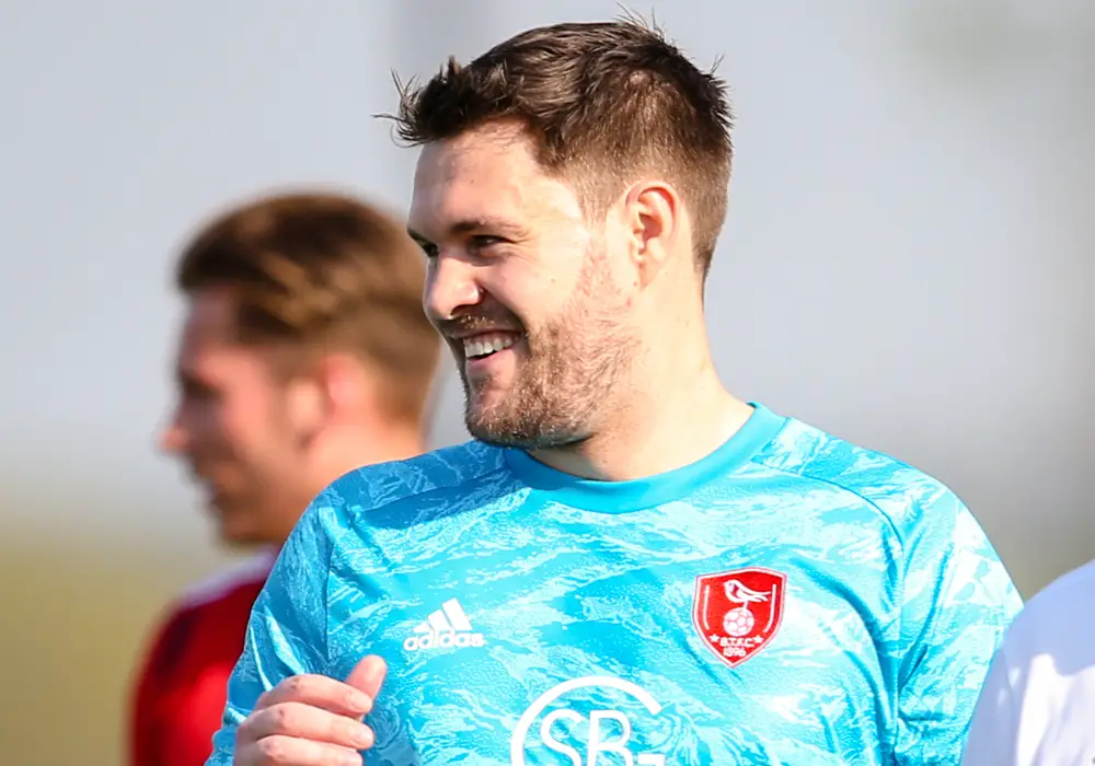 Bracknell Town goalkeeper Mark Scott. Photo: Neil Graham.