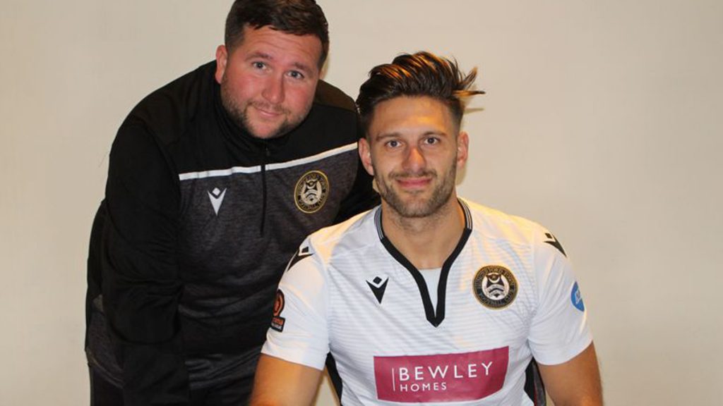 Luke Hopper signs for Hungerford Town. Photo: Ciaran Morrison.