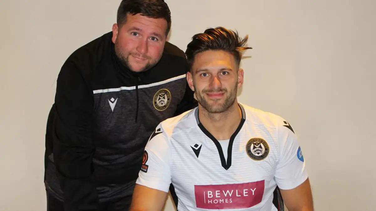 Luke Hopper signs for Hungerford Town. Photo: Ciaran Morrison.