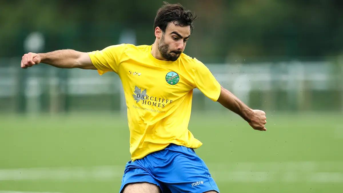Ascot United's Jonny Denton. Photo: Neil Graham / ngsportsphotography.com