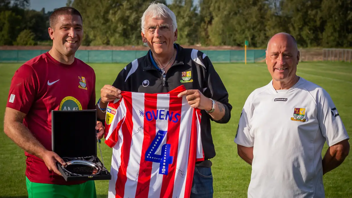 Holyport first team manager Derek Sweetman and chairman Tony Andrews make the presentation to Lee Ovens. Photo:  Jonathan Bowker / www.jonathanbowker.co.uk