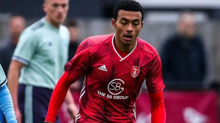 Femi Azeez in action for Bracknell Town. Photo: Neil Graham / ngsportsphotography.com