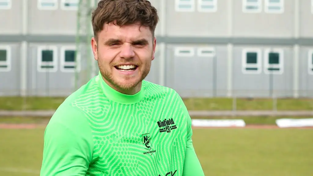 Binfield goalkeeper Chris Grace. Photo: Neil Graham / ngsportsphotography.com 