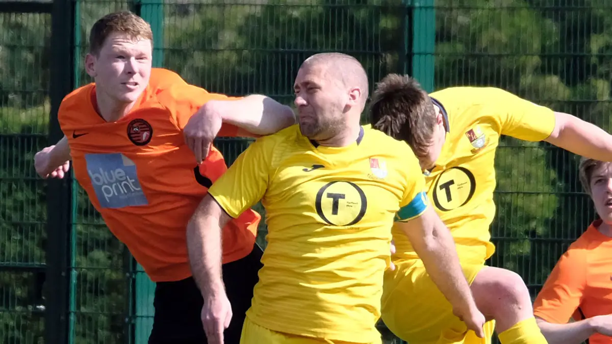 Wokingham & Emmbrook and Holyport in Hellenic League action. Photo: Andrew Batt.