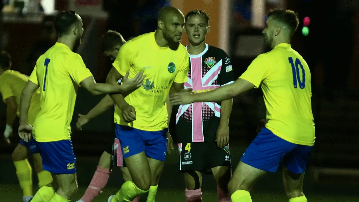 Ascot United vs Windsor. Photo: Robert Mack/Shooting Stars.