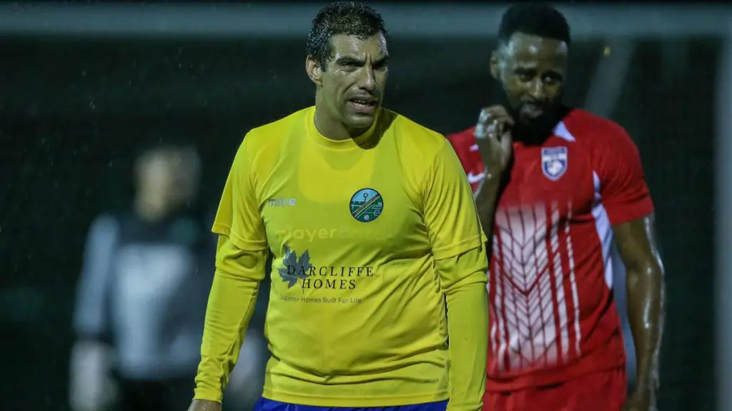 James Harper in the middle for Ascot United. Photo: Neil Graham / ngsportsphotography.com