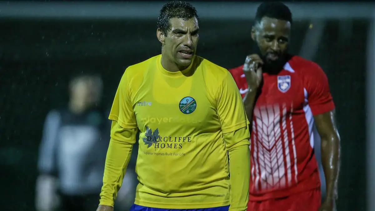 James Harper in the middle for Ascot United. Photo: Neil Graham / ngsportsphotography.com