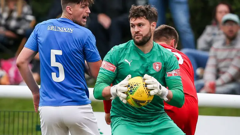 Bracknell Town goalkeeper Mark Scott. Photo: Neil Graham / ngsportsphotography.com