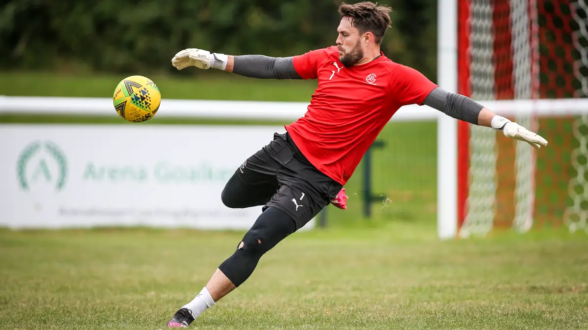 Bracknell Town goalkeeper Mark Scott. Photo: Neil Graham / ngsportsphotography.com