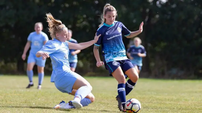 Steph Nelson for Caversham United Women v West Oxfordshire Ladies in their first game of the season. Photo: Oakmist Photography / https://www.oakmist.co.uk