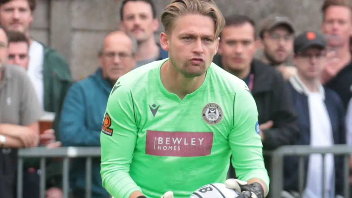 Hungerford Town goalkeeper Luke Cairney. Photo: Jeff Youd.