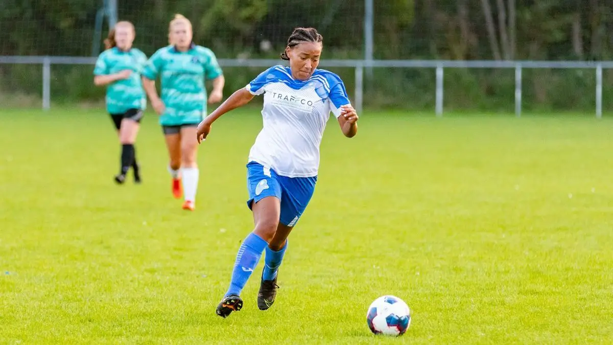 Mia Caulcrick of Eversley and California in league action against Caversham United. Photo: Oakmist Photography / https://www.oakmist.co.uk