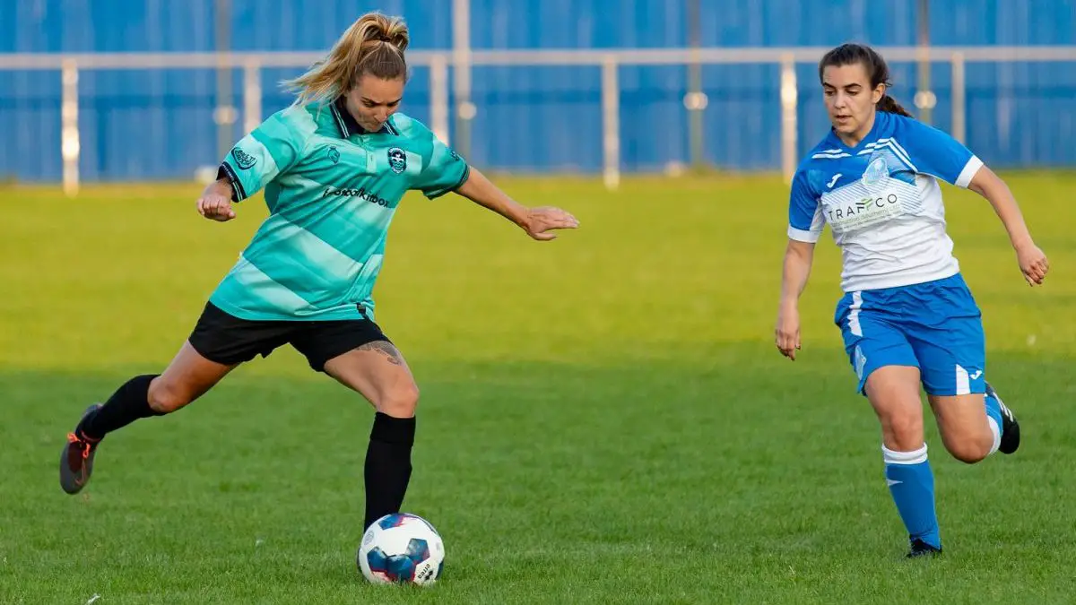 Eversley & California Ladies play Caversham United Women in TVCWFL action. Photo: Oakmist Photography / https://www.oakmist.co.uk