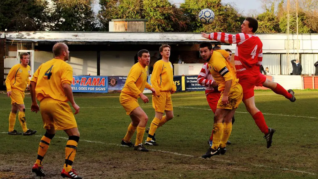 Tom Nugent climbs highest to head home for Bracknell TownPhoto: Robert Mack/Shooting Stars.