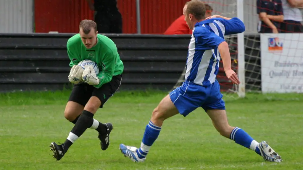 Paul McCarthy in goal for Bracknell Town against Thatcham Town.