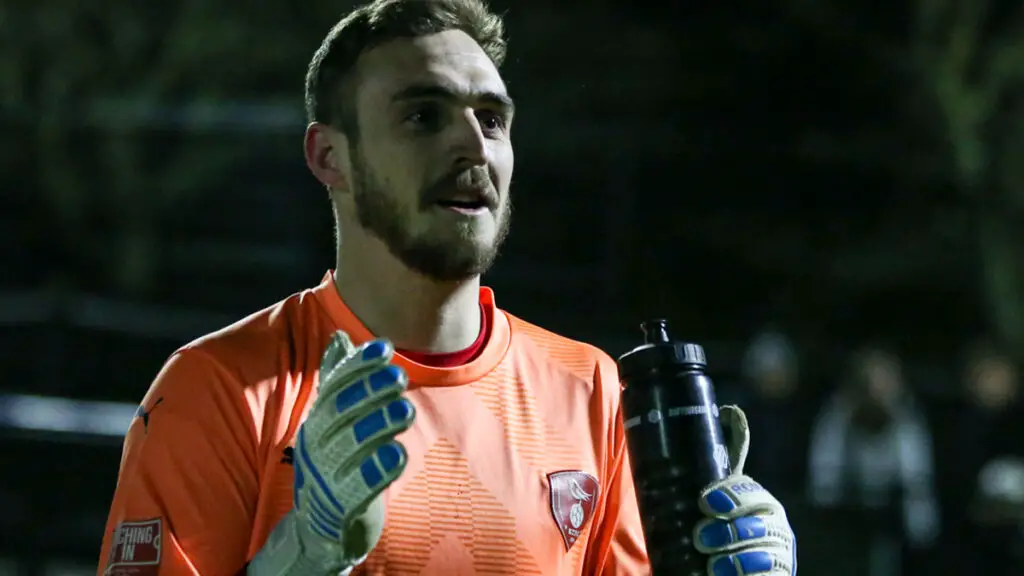 Ben Harris in goal for Bracknell Town. Photo: John Leakey.