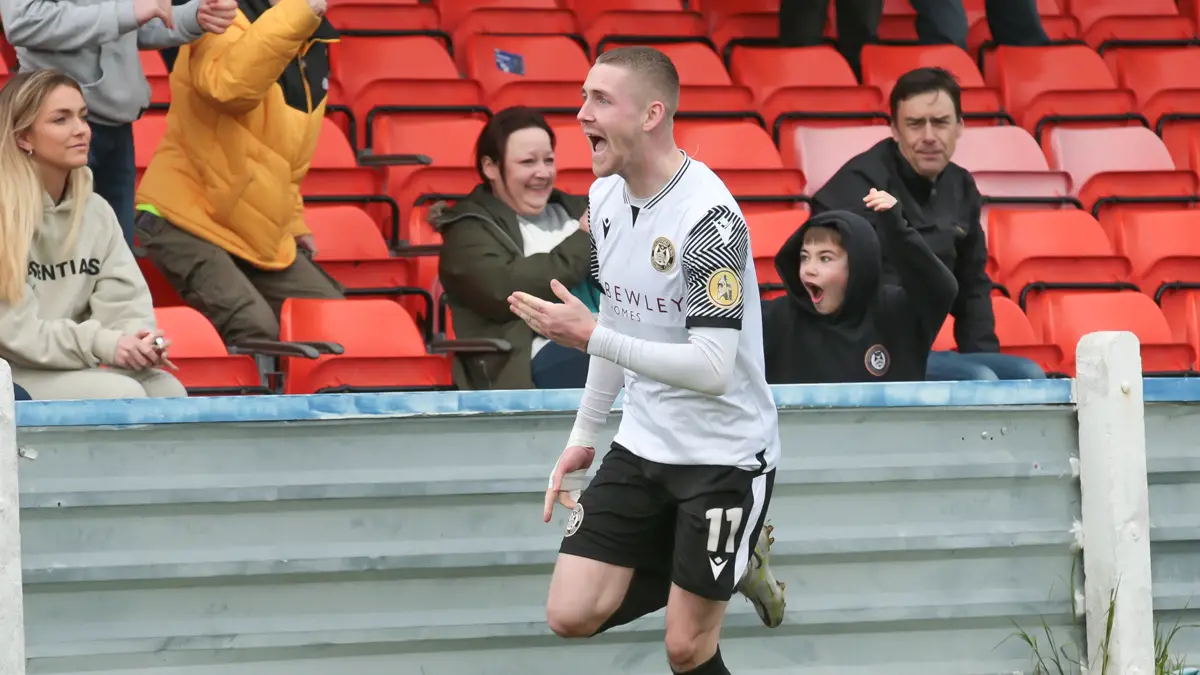 A moment of hope: Dan Roberts levels for Hungerford Town against Dulwich Hamlet. Photo: Jeff Youd.