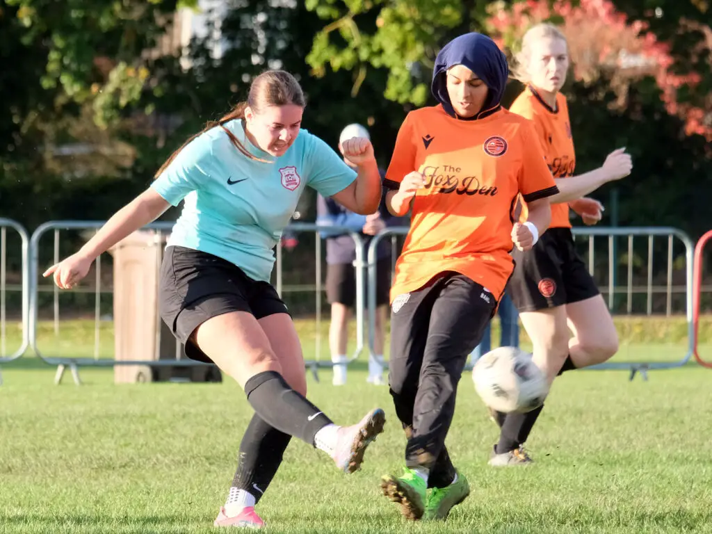 Wokingham's Mariam Asghar against Macy Linn. Photo: Andrew Batt.