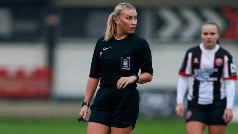 Referee Lola Pollard. Photo: Darren Woolley.
