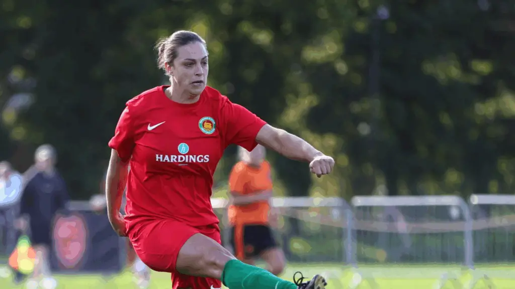 Jacqui Hanson strikes for Windsor & Eton. Photo: Richard Milam.