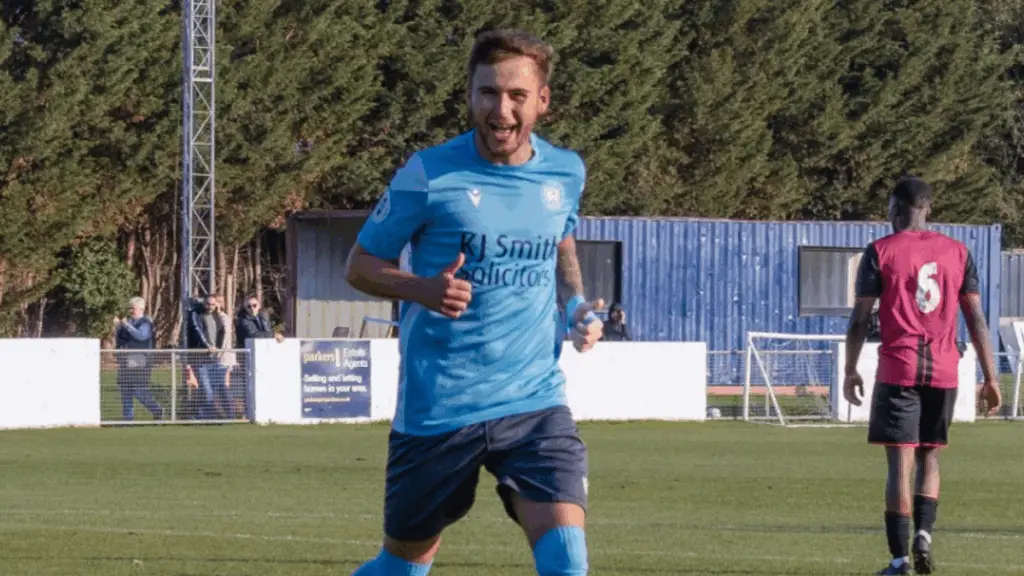 Harvey Collins scores for Woodley United. Photo: Trevor Smith / Instagram @trevsphotos1